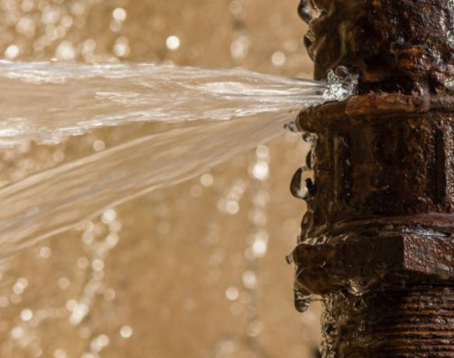 Течет труба